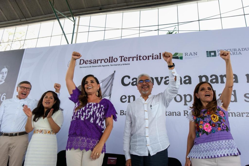 Entrega Mara Lezama títulos y certificados agrarios a 67 mujeres en Bacalar con la Caravana de la Propiedad Social