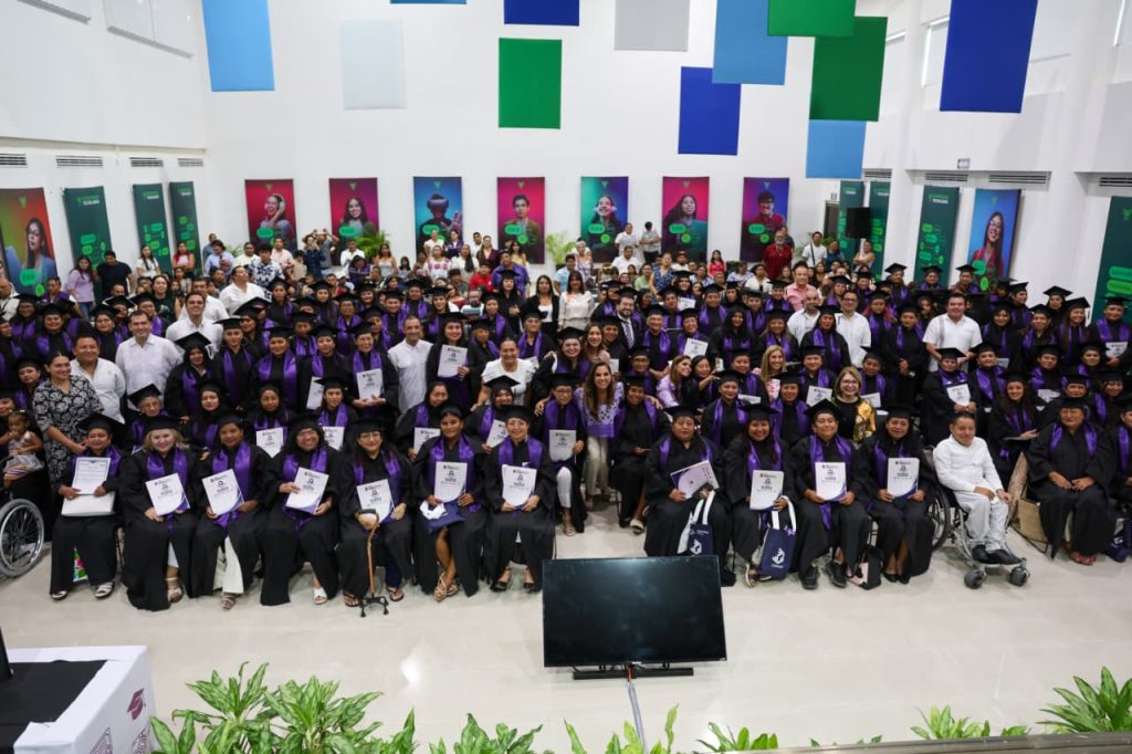 Entregan Mara Lezama y Carmen Enedina Rodríguez Armenda, directora de CENEVAL, 181 certificados a mujeres que concluyeron estudios básicos y de bachillerato